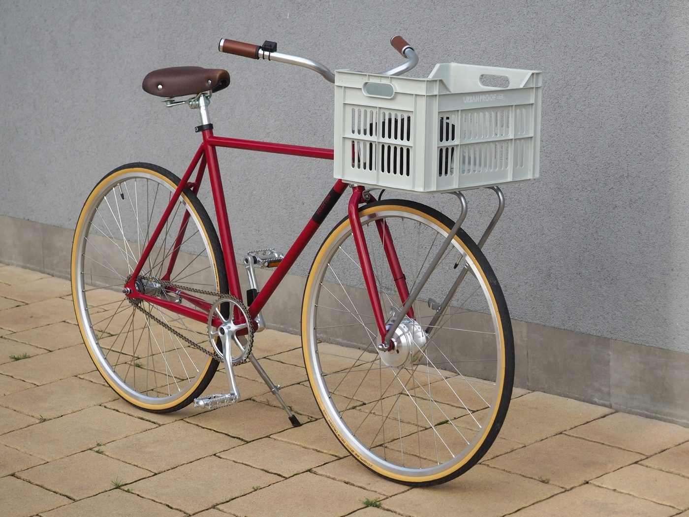 Utility city bike with a front crate suitable for groceries and errands